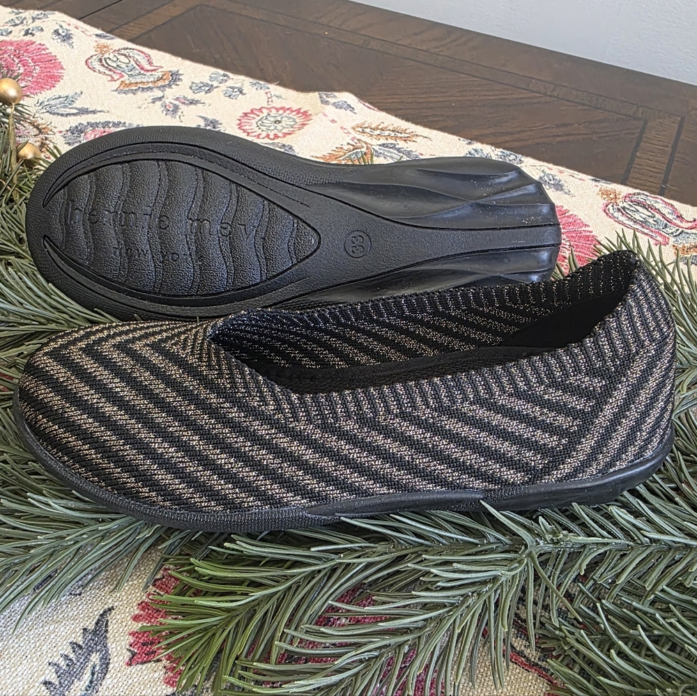 bernie mev. Girl's Valerie Flats in Black Bronze